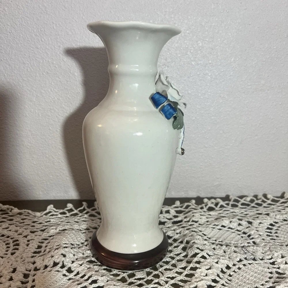 Vintage Floral Bud Vase w/sculpted Flowers. 1970's‎